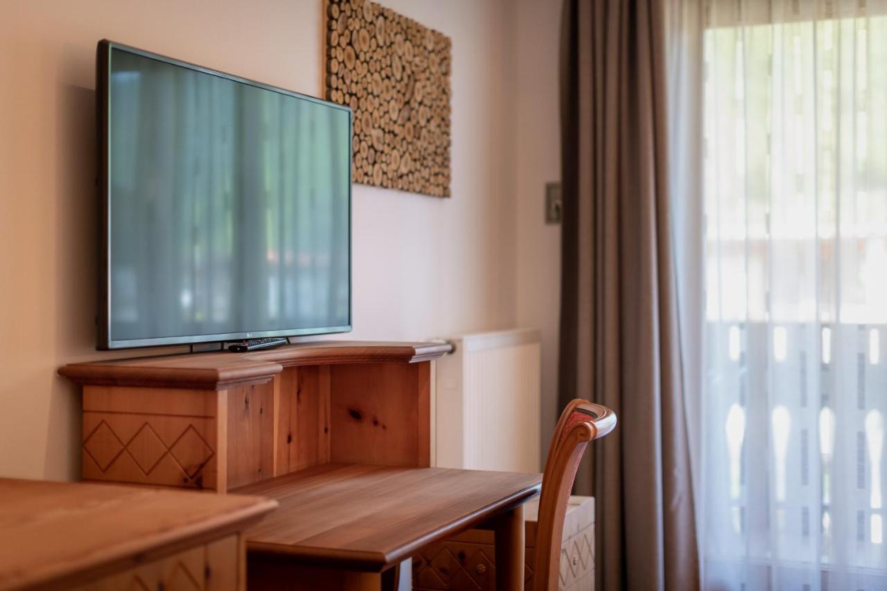 Hotel Christine Gargazzone Bagian luar foto