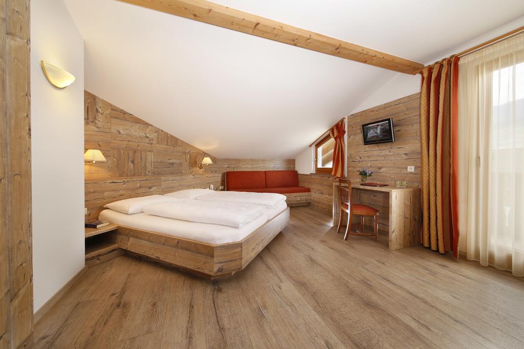 Hotel Christine Gargazzone Bagian luar foto